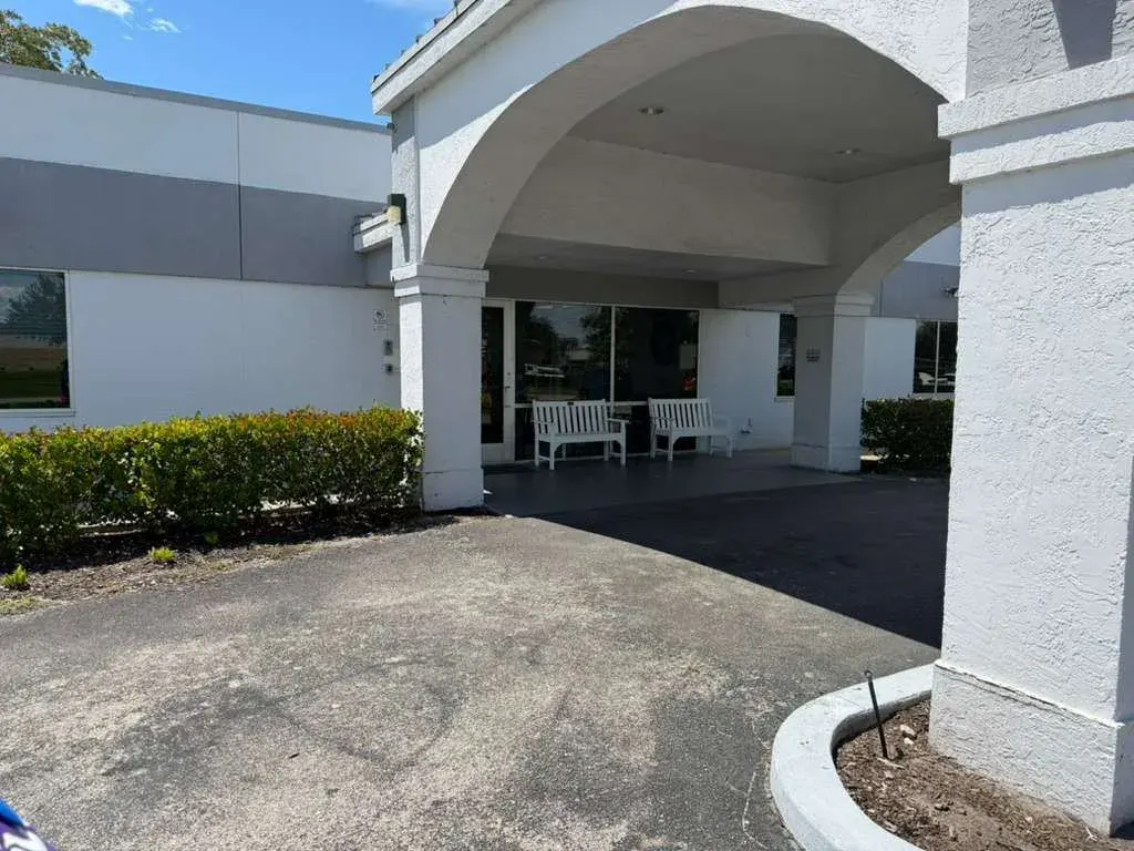 The front doors of Vivo Healthcare Clewiston, under its arcade