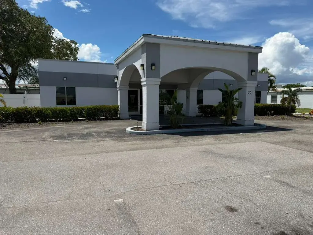 The arched entrance drive at Vivo Healthcare Clewiston