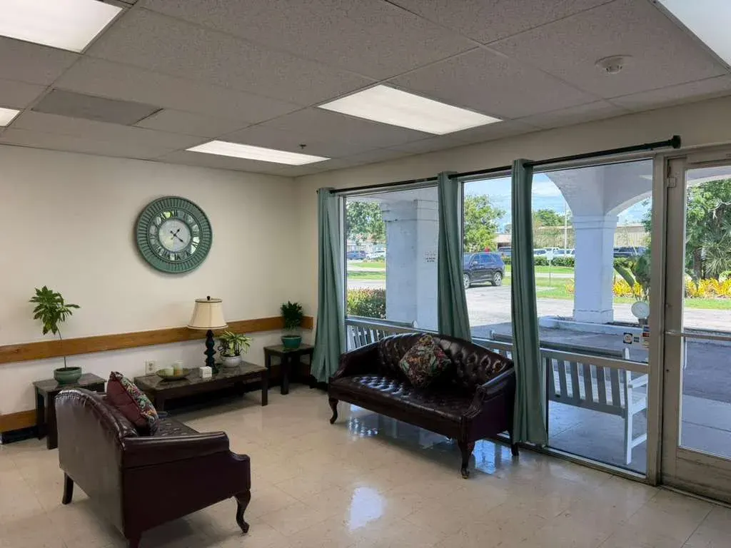 The lobby at Vivo Healthcare Clewiston, leather sofas facing the windows