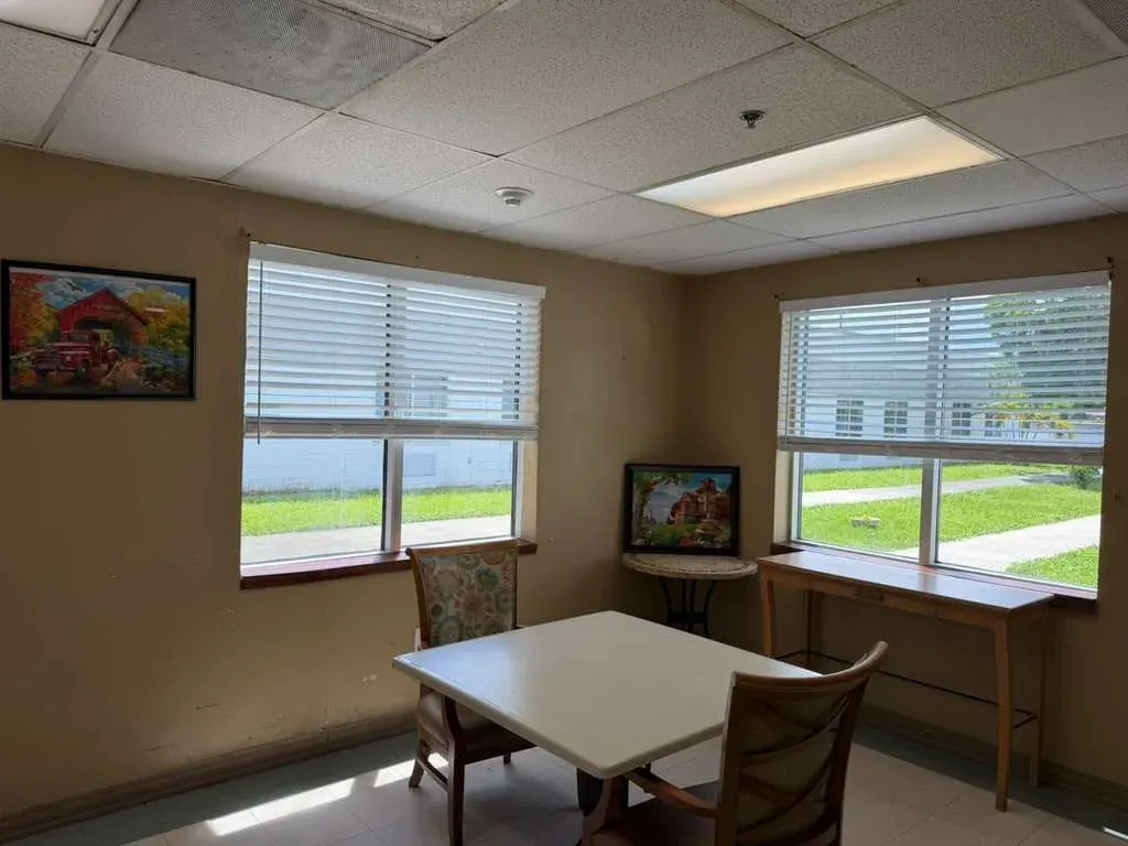 A window seating nook at Vivo Healthcare Clewiston